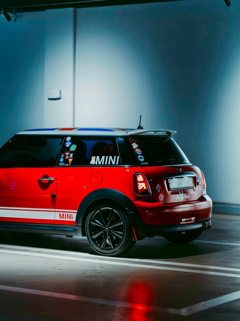 실내에서 촬영한 레드 미니 쿠퍼