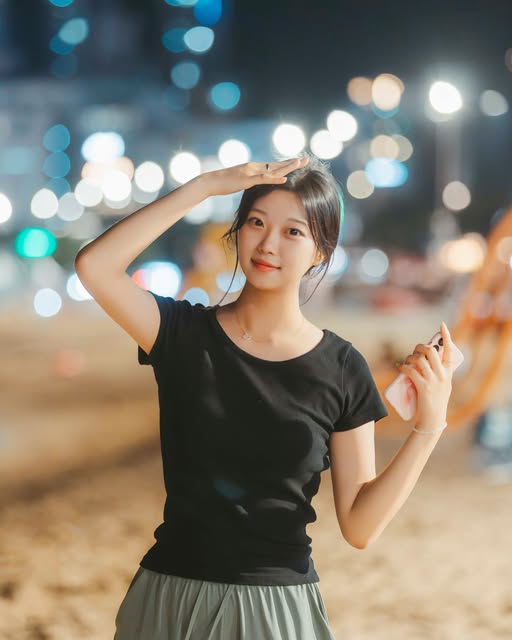 야간 도심에서 촬영한 인물 사진